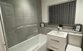 Modern 2 Bed House Cannock Perfect For Contractors Business Travellers Short Stays Driveway For 2 Vehicles Close To M6 M54 I54 A5 A38 Mcarthur Glen Designer Outlet