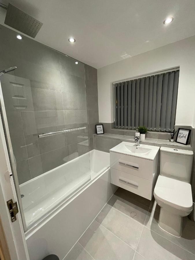 Modern Contractor's Haven: Cannock 2-Bed with Easy Access Exterior photo