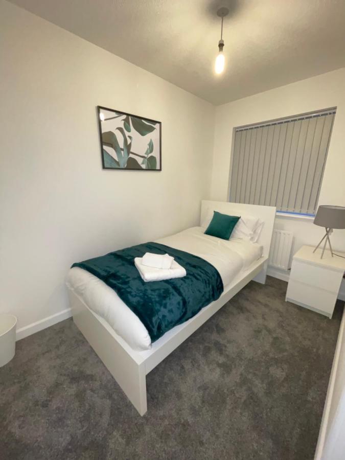 Modern Contractor's Haven: Cannock 2-Bed with Easy Access Exterior photo