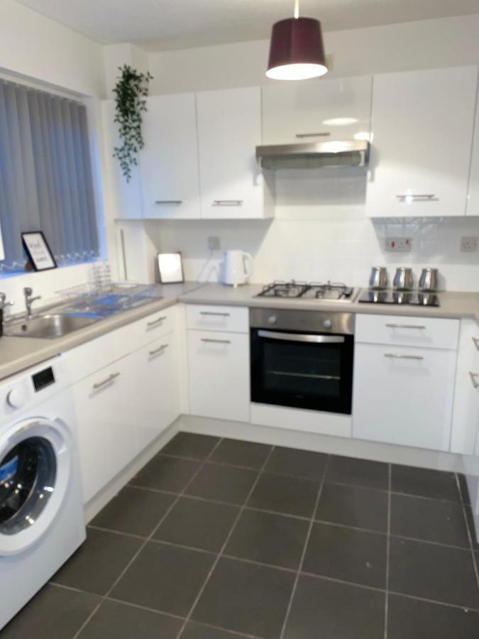 Modern Contractor's Haven: Cannock 2-Bed with Easy Access Exterior photo