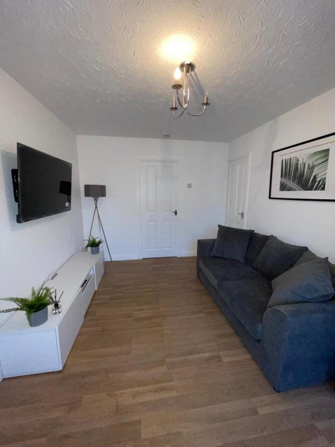 Modern Contractor's Haven: Cannock 2-Bed with Easy Access Exterior photo