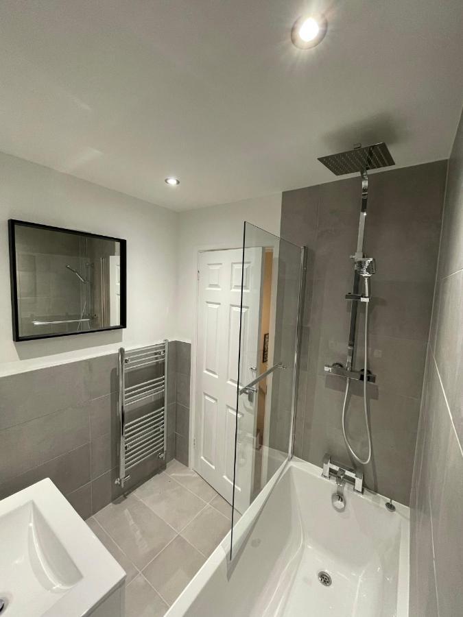 Modern Contractor's Haven: Cannock 2-Bed with Easy Access Exterior photo