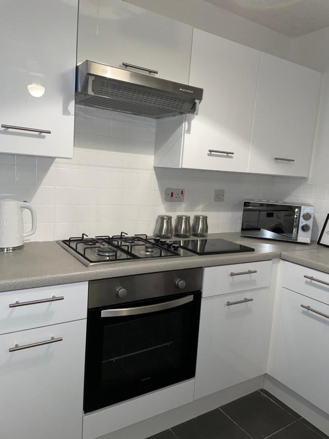 Modern Contractor's Haven: Cannock 2-Bed with Easy Access Exterior photo